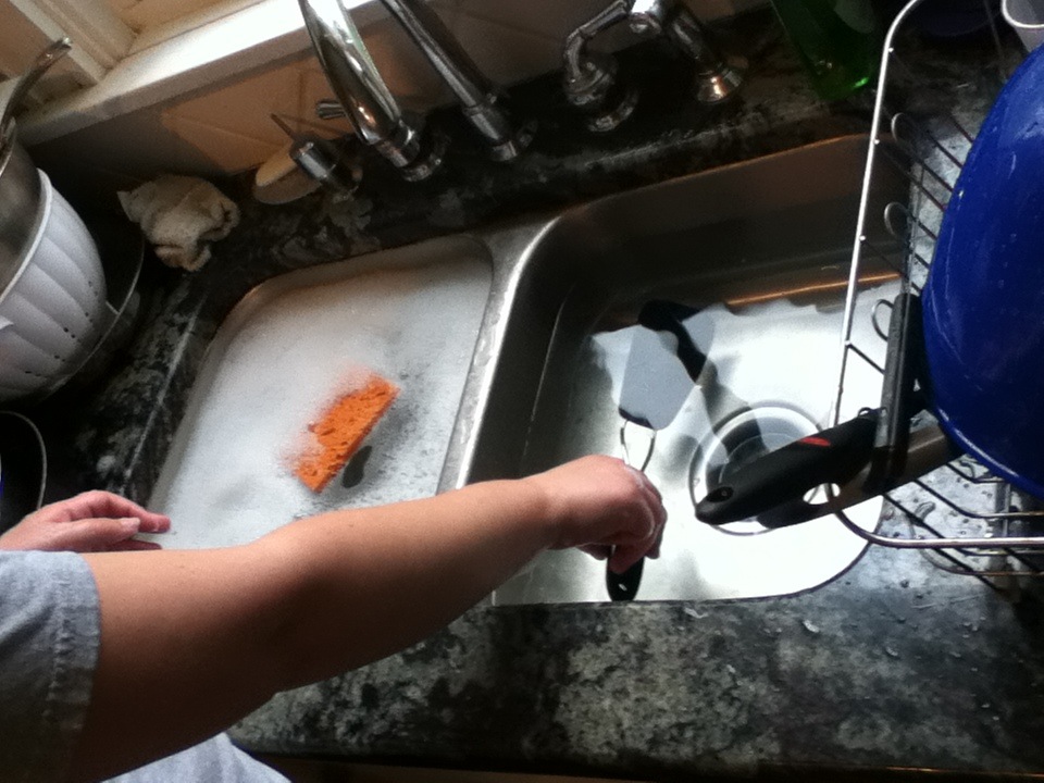 Kod ručnog pranja suđa najbolje ga je oprati odmah kada je prljavo