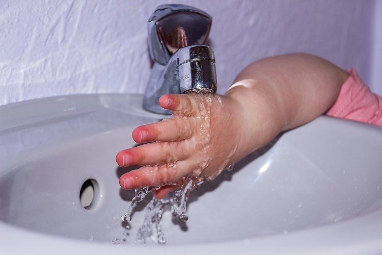 Voda iz slavine može biti opasana za bebu
