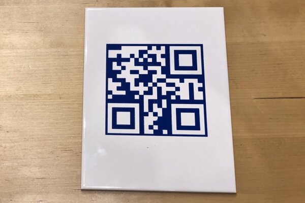 Graviranje QR koda na keramičku pločicu