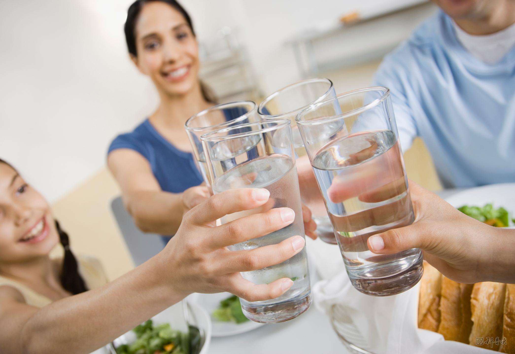 Много стаканов воды. Пить воду. Семья пьет чистую воду. Человек со стаканом воды. Выпить воды.